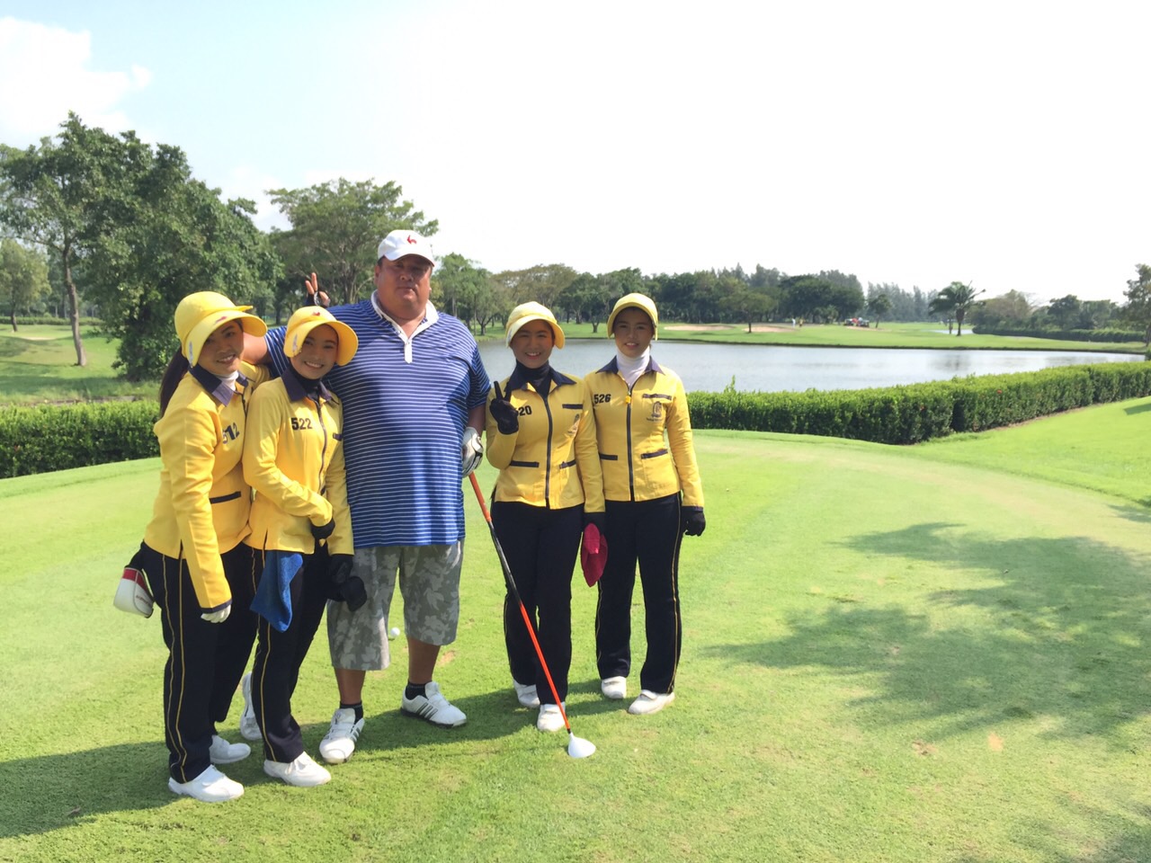 若いキャディさんとファンゴルフ ザロイヤル タイ バンコク格安ゴルフツアー 旅ランドのゴルフ場ブログ