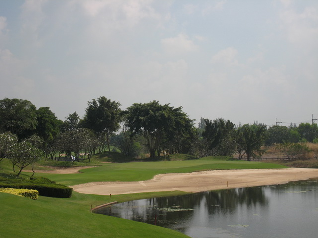 タノンゴルフビュー　タイらしく池の多いコース